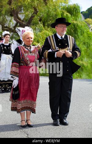 Francia, Finisterre, parata del Festival di ginestre fiori 2015 a Pont Aven, singoli gruppi Foto Stock