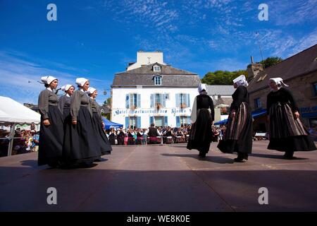 Francia, Finisterre, Festival di ginestre fiori 2015 a Pont Aven, Cercle Beuzeg Ar c'hap Beuzec Cap Sizun Foto Stock