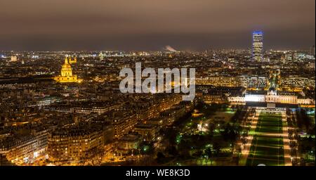 Francia, Parigi (75), classificati come patrimonio mondiale dell'UNESCO, vista generale di notte Del Champ de Mars e dalla Tour Eiffel Foto Stock