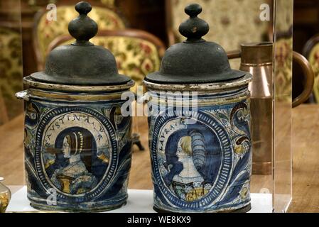 Francia, Giura, Saint Amour, ex convento dei Cappuccini, farmacista, pentole cilindriche decorate con i busti degli uomini o delle donne Foto Stock