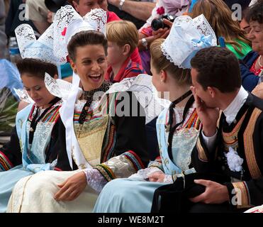 Francia, Finisterre, Pont l'Abbe ricamo festival, la regina dei fiori di ginestre 2015 e suo bridesmaids Foto Stock