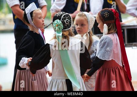 Francia, Finisterre, Pont l'Abbe ricamatori' festival, bambini danze del bagad Kelc'h Keltieg Cerchio di Combrit Foto Stock