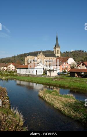 Francia, Haute Saône, Rochamp, villaggio, chiesa, fiume Rahin, hill con cappella di Notre Dame du Haut Foto Stock