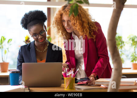 I capelli rossi giovani manager creativo aiutare designer di interni Foto Stock