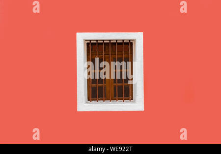Bellissima parete esterna, dipinto di fresco con un colore solido. La parete è pulito, semplice e incorporato in esso un Vintage finestra in legno con profilo bianco. Foto Stock