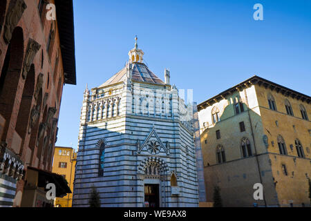 Saint John's Battistero di Pistoia città costruita nell'anno 1303 con base ottagonale - sulla sinistra il Palazzo Vescovile (Toscana - Italia) Foto Stock