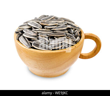Essiccato mature di semi di girasole in tazza di legno isolato su sfondo bianco, salvati percorso di clipping. Foto Stock