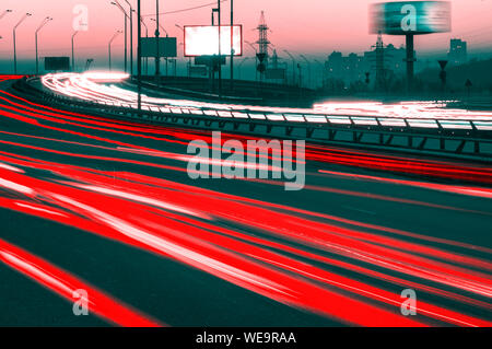 Notte del traffico su autostrada. Percorsi di luce di notte per le strade delle città Foto Stock