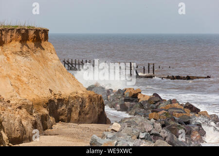 Mare difese a Happisburgh cliffs, Norfolk Foto Stock