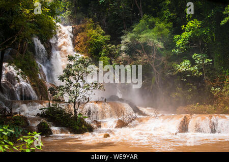 Le cascate di Kuang Si a Luang Prabang, Laos durante la stagione dei monsoni. Foto Stock