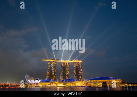 Il Marina Bay Sands Hotel di notte tempo con lo show di luci in Singapore Foto Stock