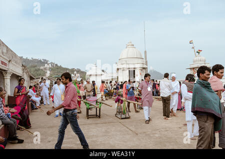 Parasnath, Giridih, nello stato del Jharkhand, India Maggio 2018 - Indù pellegrini Jain persone camminare Shikharji Tempio prato. Tempio è popolare tra fol Jain Foto Stock