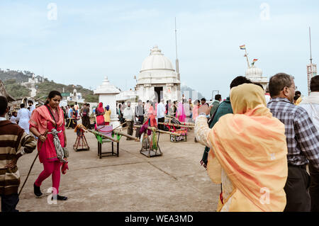 Parasnath, Giridih, nello stato del Jharkhand, India Maggio 2018 - Indù pellegrini Jain persone camminare Shikharji Tempio prato. Tempio è popolare tra fol Jain Foto Stock