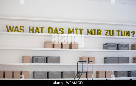 Berlino, Germania. Il 30 agosto, 2019. "Che cosa ha a che fare questo con me?" è la lettera su un ripiano durante una anteprima di stampa di Haus Bastian, il Centro per la formazione culturale dei musei nazionali di Berlino. Apertura è il 31.8.2019. Credito: Christoph Soeder/dpa/Alamy Live News Foto Stock