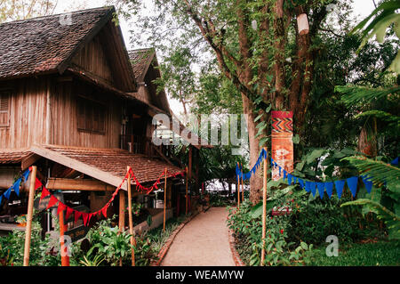 Il 4 aprile, 2019 Luang Prabang, Laos -Local casa in legno negozio di tessuti - Ock Pop Yok, famosa attrazione turistica per attività cultureal Foto Stock