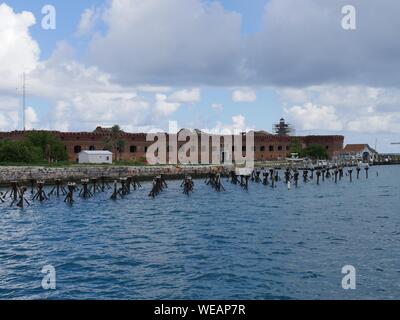 Ampia vista dello storico Fort Jefferson, Parco Nazionale di Dry Tortugas in Florida. Foto Stock