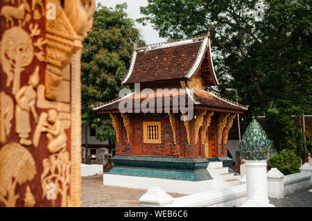 Golden Buddismo arte murale e mosaico di parete alla sala principale di Wat Xieng Thong, Luang Prabang, Laos Foto Stock