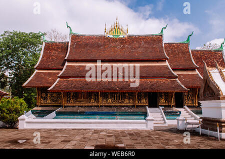 Golden Buddismo arte murale e mosaico di parete alla sala principale di Wat Xieng Thong, Luang Prabang, Laos Foto Stock