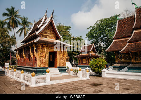 Antica Golden Buddha hall di arte murale a parete Wat Xieng Thong, Luang Prabang, Laos Foto Stock