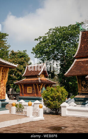 Antica Golden Buddha hall di arte murale a parete Wat Xieng Thong, Luang Prabang, Laos Foto Stock