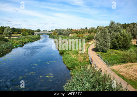 Il fiume Lea in London Olympic Park, Stratford, East London, guardando verso il nord del Parklands Foto Stock