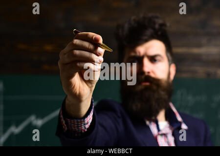 Il tutor deve credere che le cose possono essere modificate attraverso l'azione. Insegnante collabora con i colleghi. Insegnante disegno in aula nella scuola. Prendendo la n Foto Stock