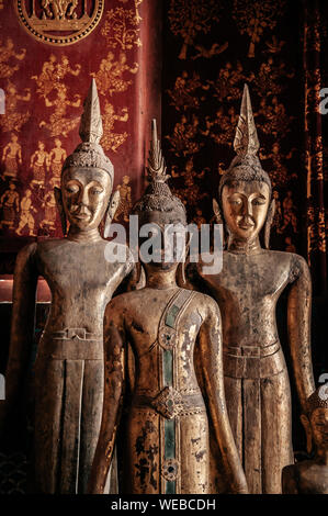 APR 5 Luang Prabang, Laos - antiquariato in legno antico e oro statue di Buddha di Wat Xieng Thong museo. Più Famosa attrazione turistica in eredità di mondo z Foto Stock
