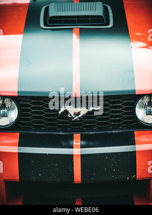 Prestazioni classico veicolo meglio. Auto rossa. Ford Mustang auto. Paraurti con logo. Muscle car classe automobile. La sesta generazione di modello di auto Foto Stock