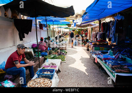 APR 5 Luang Prabang, Laos - mercato mattutino con verdura e prodotti freschi locali. Famosa attrazione turistica per vedere lo stile di vita locale Foto Stock