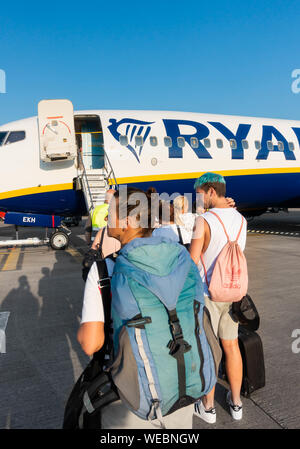 I passeggeri in attesa a salire a bordo del volo Ryanair Foto Stock