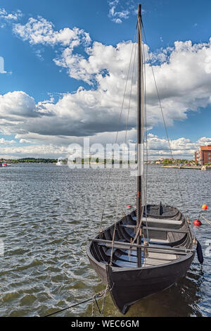 Una barca a vela ormeggiata di Karlskrona in Svezia. Foto Stock