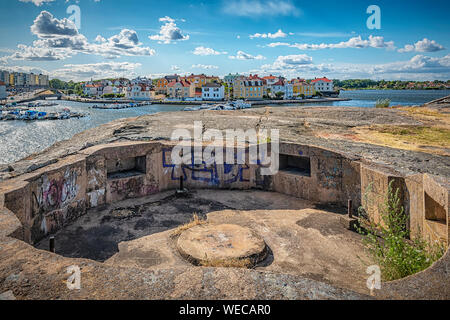 Un abbandonato la guerra mondiale due bunker sulla isola di stakholmen guardando verso ekholmen di Karlskrona in Svezia. Foto Stock