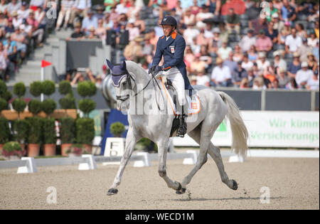 Il 30 agosto 2019, Bassa Sassonia, Luhmühlen: sport equestri, eventing, campionato europeo: Olandese eventing rider Tim labbra sulle giostre Bayro in dressage concorrenza. Foto: Friso Gentsch/dpa Foto Stock