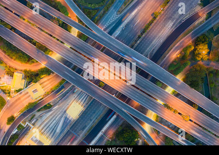 Vista aerea al di sopra della trafficata autostrada incroci stradali al giorno. L'autostrada intersezione stradale il cavalcavia Eastern Outer Ring Road di Bangkok. Foto Stock