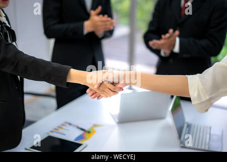 La gente di affari stringono le mani, finitura fino a una riunione per la tenuta di una trattativa con il suo partner business con il collega battete le mani per congrats. Foto Stock