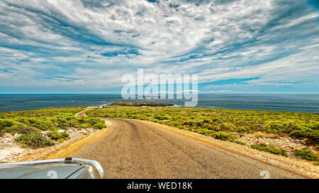 Cape du Couedic Road visto verso Admirals Arch lookout, Flinders Chase, Kangaroo Island, Sud Australia Foto Stock