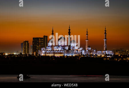 ABU DHABI, Emirati arabi uniti, MAR 21, 2018: Sheik Zayed Mosque come visto durante la notte Foto Stock
