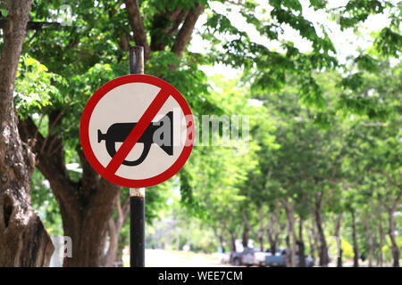 Segni che non utilizzare il clacson corna in questa zona. Segnale di avvertimento sulla strada. Foto Stock