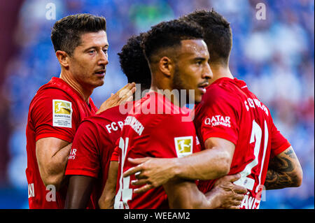 24 augustus 2019 Gelsenkirchen, Germania Soccer Schalke 04 v Bayern Munchen 24-08-2019: Voetbal: Schalke 04 v Bayer Munchen: Gelsenkirchen L-R FC Bayern Munchen player Robert Lewandowski Foto Stock