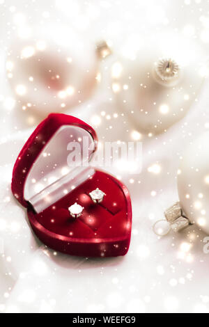 Lusso intramontabili, proposta romantica e felice celebrazione concetto - Orecchini diamante in un cuore gioielli a forma di scatola regalo, amore presente per Natale, Foto Stock