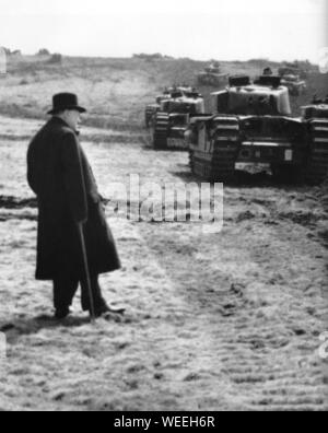 Winston Churchill osservando le manovre del serbatoio "Churchill". Settembre 1942 Foto Stock