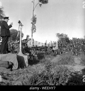 Winston Churchill a Tripoli si rivolse alle truppe dell'VIII Armata. Febbraio 1943 Foto Stock