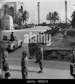 Winston Churchill riesamina le truppe di Tripoli. Febbraio 1943 Foto Stock