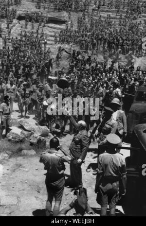 Winston Churchill in Nord Africa. Salutato dalle truppe della prima Armata Britannica a Cartagine, Tunisia. 1 Giugno 1943 Foto Stock