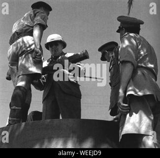 Winston Churchill a Tripoli, Libia Nord Africa, a bordo di un carro armato di tigre tedesco catturato. 2 Giugno 1943 Foto Stock