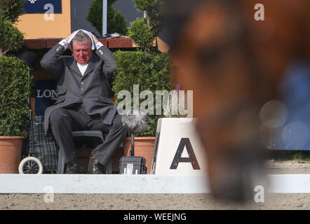 Il 30 agosto 2019, Bassa Sassonia, Luhmühlen: sport equestri, eventing, campionato europeo: un torneo helper si raffredda con un panno. Foto: Friso Gentsch/dpa Foto Stock