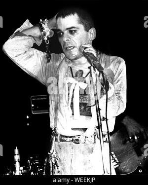 Ian Dury esegue sul palco presso la linea di fondo nella città di New York nel maggio 1978 Foto Stock