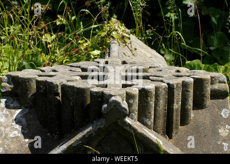 Croce decorativo sulla parte superiore di una tomba in un cimitero gallese. Foto Stock