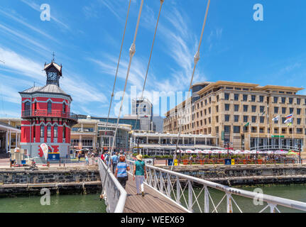 Vista verso la Torre dell Orologio a V&A Waterfront, Città del Capo, Western Cape, Sud Africa Foto Stock