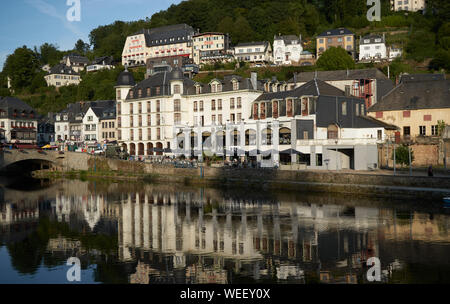 Semois fiume che scorre attraverso il Belgio città di Bouillon Foto Stock